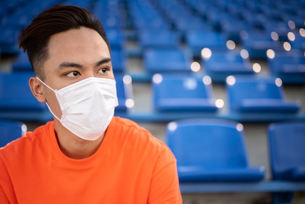 Vue de face jeune homme portant un masque