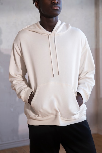 Vue de face jeune homme portant un sweat à capuche blanc