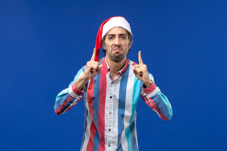 Photo gratuit vue de face jeune homme posant, émotions masculines de noël
