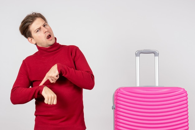 Vue de face jeune homme avec sac rose sur fond blanc