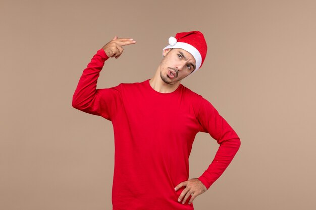 Vue de face jeune homme se criant sur fond brun émotion de vacances de Noël