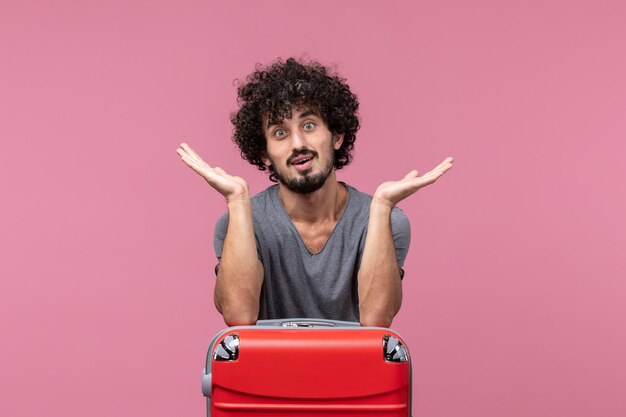 Vue de face jeune homme se préparant pour un voyage sur l'espace rose