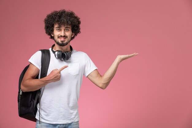 Vue de face jeune homme soulignant sa main gauche