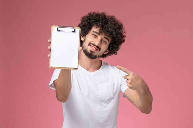 Vue de face jeune homme soulignant son ordinateur portable de bureau