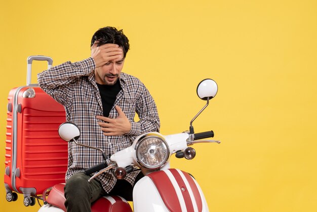 Vue de face jeune homme en vélo avec sac sur jaune