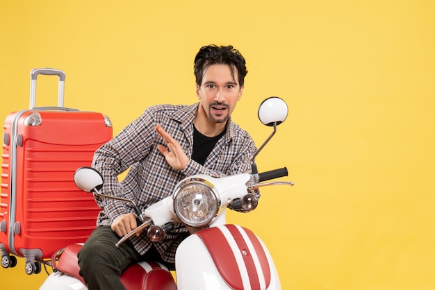 Vue de face jeune homme en vélo avec son sac sur jaune