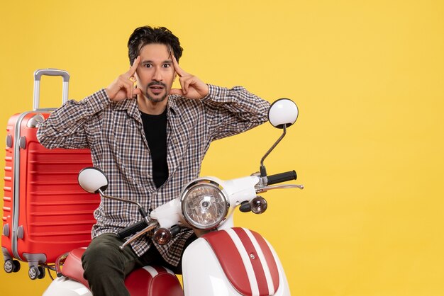 Vue de face jeune homme en vélo avec son sac sur jaune