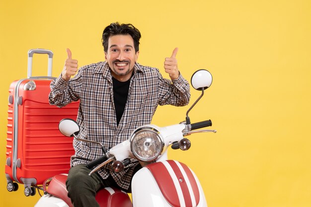 Vue de face jeune homme en vélo avec son sac souriant joyeusement sur jaune