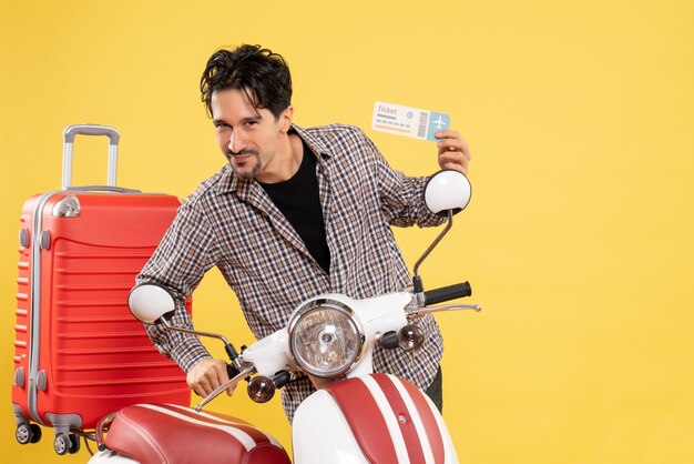 Vue de face jeune homme avec vélo tenant billet d'avion sur jaune