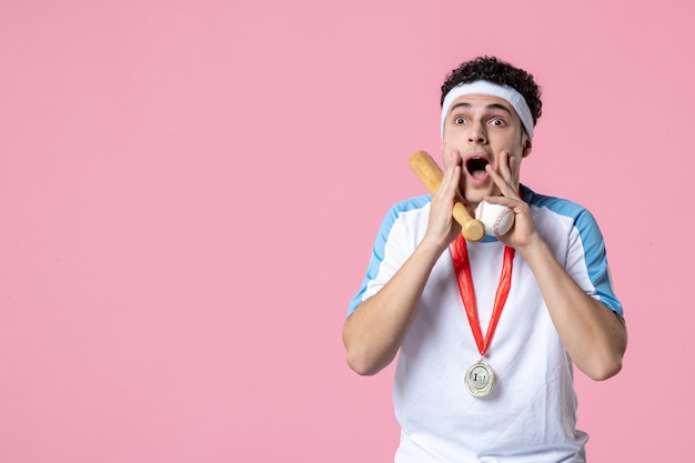 Vue de face jeune joueur de baseball en vêtements de sport avec médaille