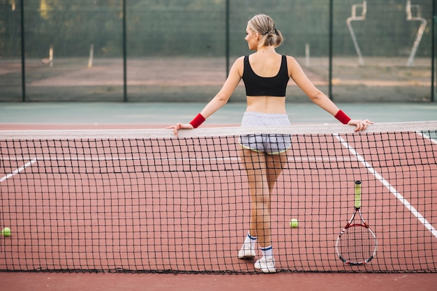 Photo gratuite vue de face jeune joueuse de tennis en pause