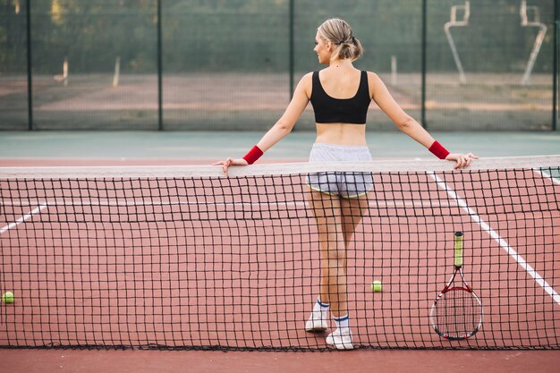 Vue de face jeune joueuse de tennis en pause