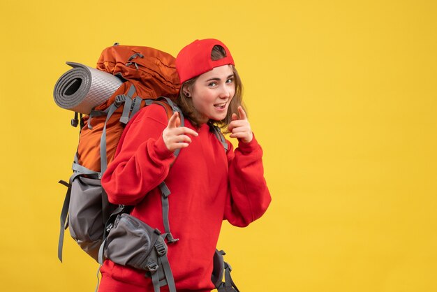 Vue de face jeune touriste fou avec sac à dos et bonnet rouge