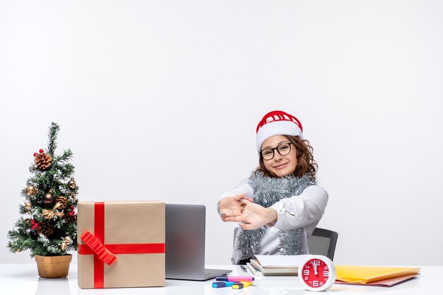 Vue de face jeune travailleuse au lieu de travail se sentir fatigué sur fond blanc