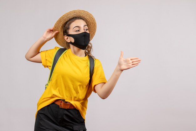 Vue de face jeune voyageur avec sac à dos donnant la main