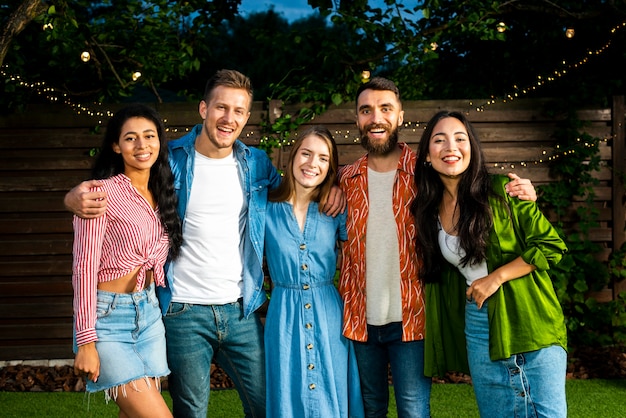 Vue de face de jeunes amis en regardant la caméra