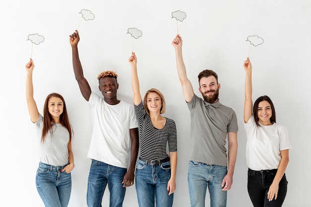 Vue de face de jeunes amis tenant une bulle de discussion