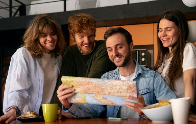 Photo gratuite vue de face des jeunes dans une auberge