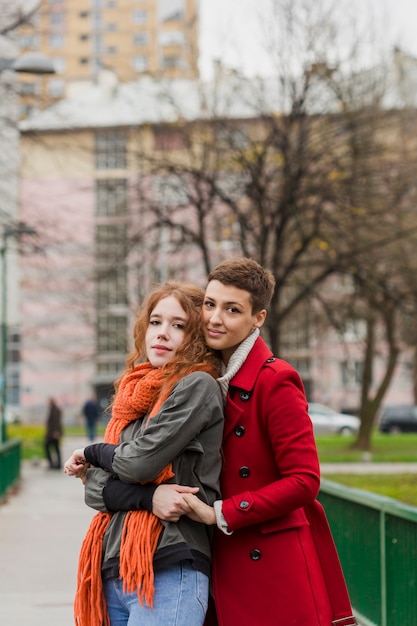 Vue de face, jeunes femmes, ensemble, extérieur