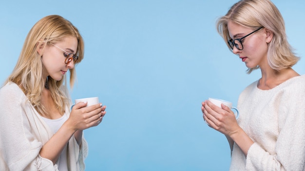 Vue de face des jeunes filles ensemble