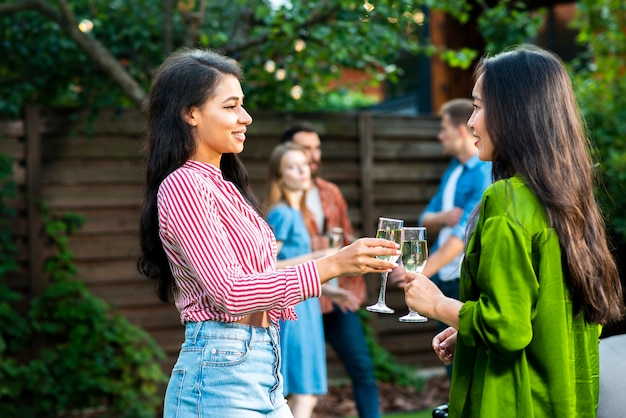 Vue de face, jeunes filles, grillage, boissons