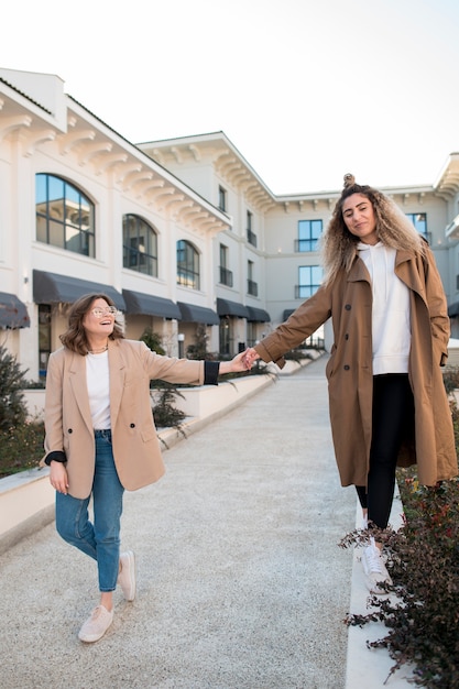 Vue de face de jeunes filles posant ensemble