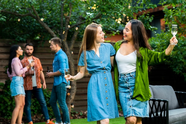 Vue de face, jeunes filles, sourire, autre