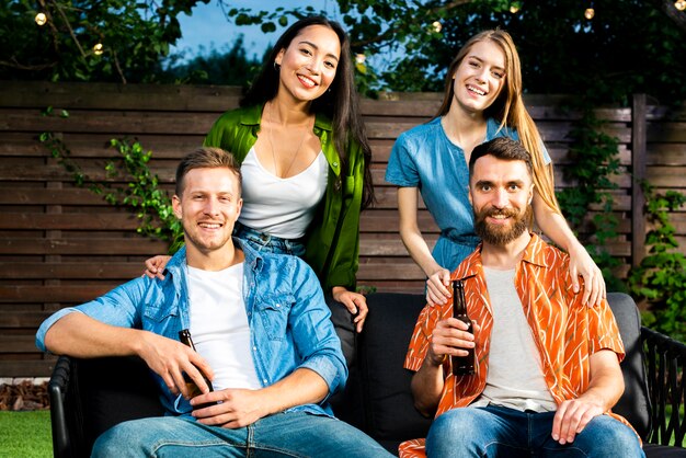 Vue de face des jeunes en regardant la caméra