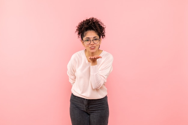 Vue de face de jolie femme envoi de baisers aériens sur rose