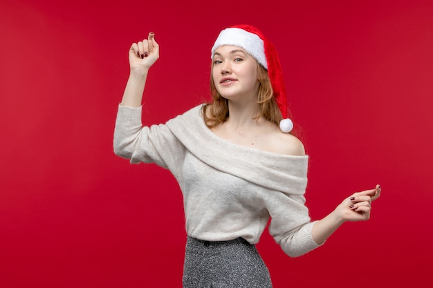 Photo gratuite vue de face d'une jolie femme essayant de danser sur le rouge