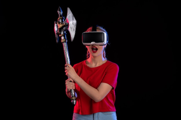 Vue De Face D'une Jolie Femme Jouant Au Vr Avec Une Hache De Combat Sombre