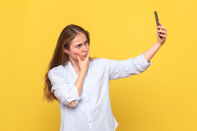 Vue de face d'une jolie femme prenant un selfie