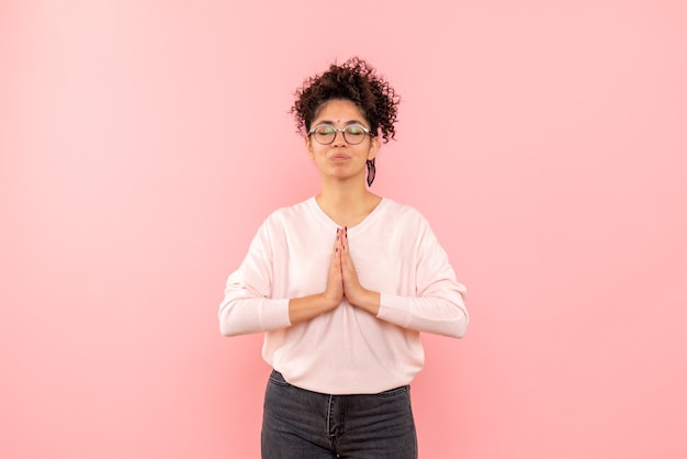 Vue de face de jolie femme priant sur rose