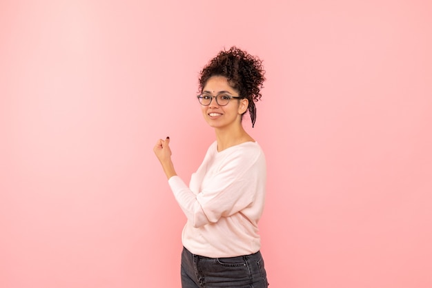 Vue de face de jolie femme sur rose clair