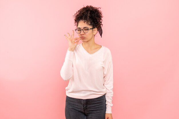 Vue de face de jolie femme sur rose