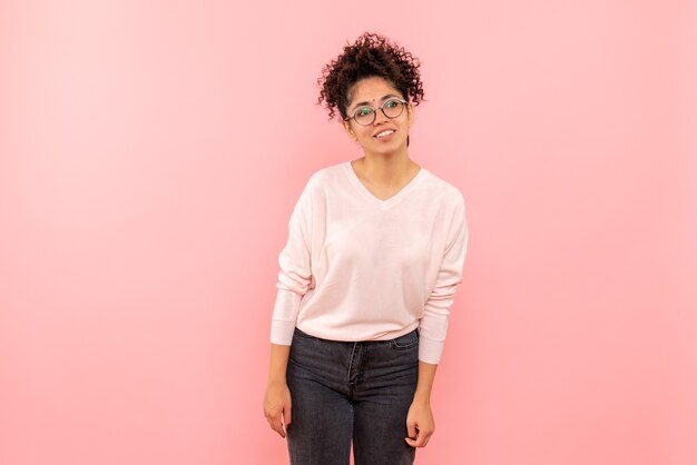 Vue de face de jolie femme sur rose