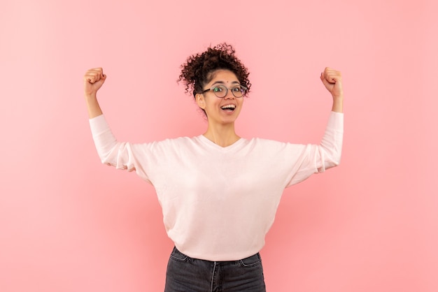 Photo gratuite vue de face de jolie femme se réjouissant sur rose