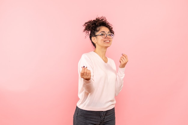 Vue de face de jolie femme se réjouissant sur rose