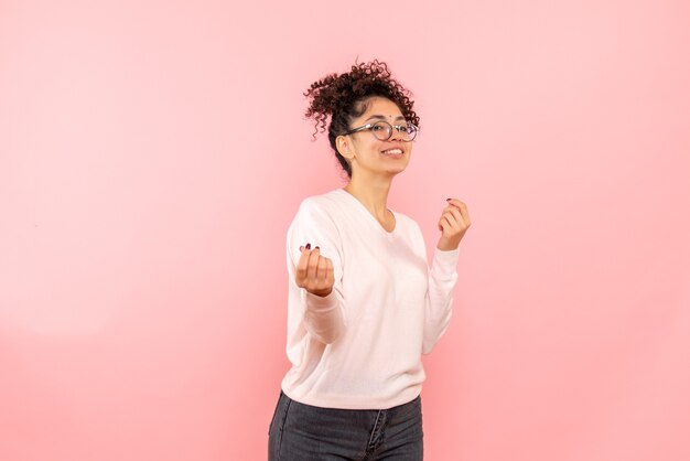 Vue de face de jolie femme se réjouissant sur rose