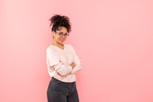 Vue de face de jolie femme souriante sur rose