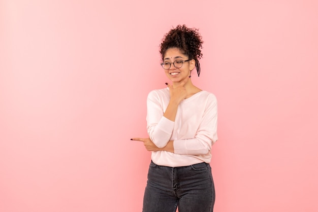 Vue de face de jolie femme souriante sur rose