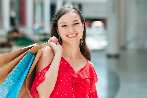 Photo gratuite vue de face jolie fille au centre commercial