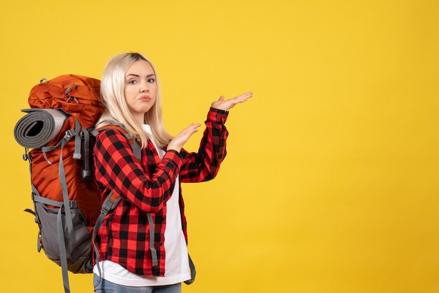 Vue de face jolie fille blonde avec son sac à dos