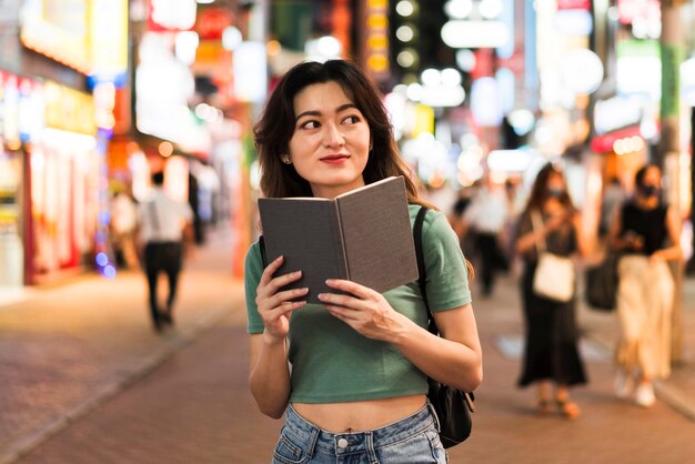 Vue de face de jolie fille japonaise à tokyo