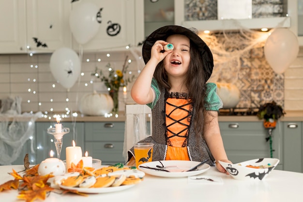 Photo gratuite vue de face de la jolie petite fille avec costume de sorcière