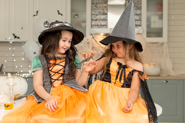 Photo gratuite vue de face de jolies filles avec costume de sorcière