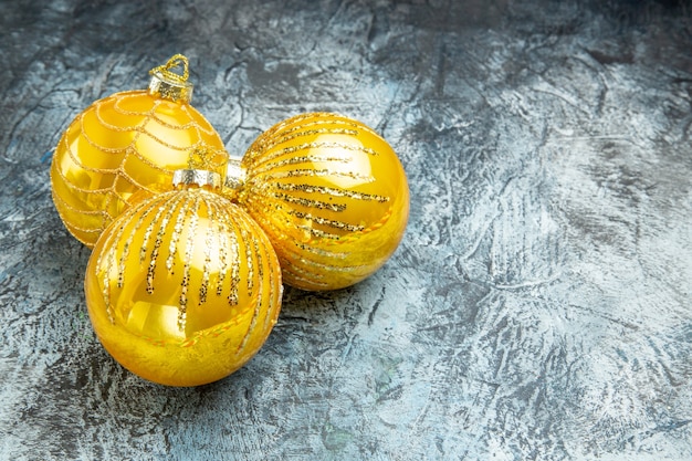 Vue de face des jouets d'arbre de Noël sur une photo libre de nouvel an gris