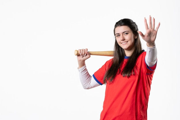 Vue de face joueuse avec batte de baseball