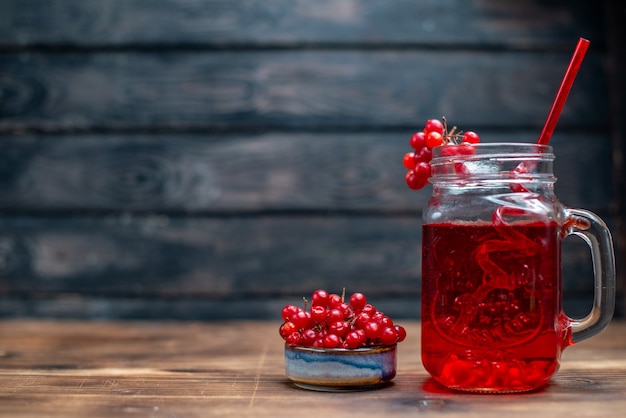 Vue de face jus de canneberge frais à l'intérieur de la boîte sur un bureau sombre bar photo de fruits cocktail couleur boisson berry