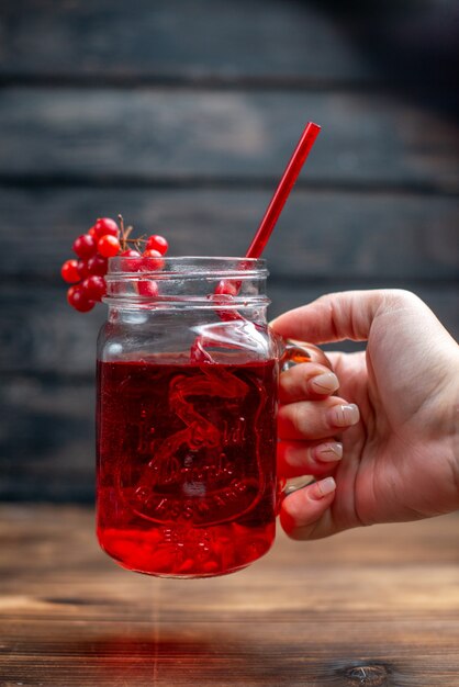 Vue de face jus de canneberge frais à l'intérieur de la boîte avec de la paille sur le bar noir photo cocktail couleur boisson baies